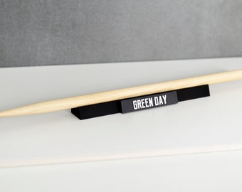 パーソナルドラムスティックディスプレイ、für 1 Stück、ウォールマウント (オプション)、Trommelstock-Halterung、Wandmontage möglich、mit Wunschtext