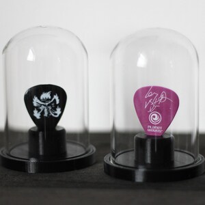 Guitar pick holder, 3D-printed with a glass dome, modern design to match any interior, for any pick thickness