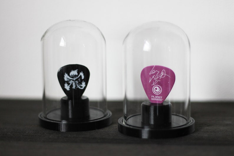 Guitar pick holder, 3D-printed with a glass dome, modern design to match any interior, for any pick thickness