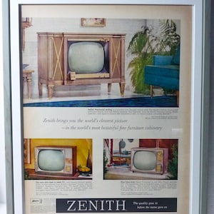 Peut inclure: Une publicité vintage pour la télévision Zenith mettant en scène un téléviseur avec un cabinet en bois dans un salon. Le texte de la publicité dit "Zenith vous apporte l'image la plus claire au monde - dans le plus beau cabinet de meubles fins au monde. La qualité est intégrée avant que le nom ne le soit."