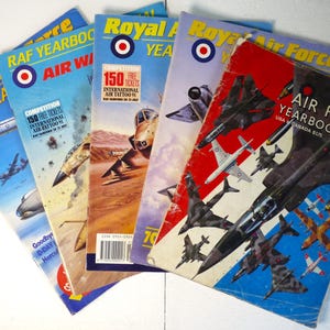 Peut inclure: Cinq annuaires vintage de la Royal Air Force avec des couvertures colorées représentant divers avions et le texte "Royal Air Force Yearbook 1976".