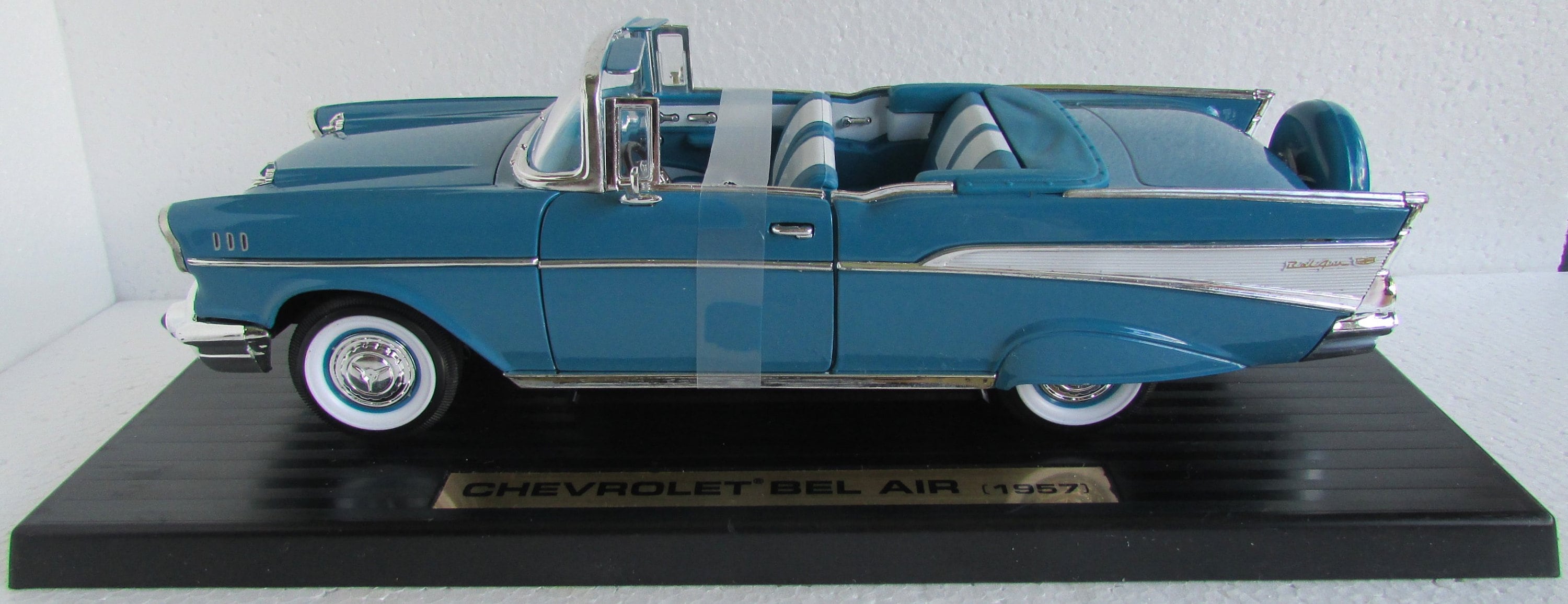 1957 シボレー コルベット コンバーチブル 1/18スケールミニカー