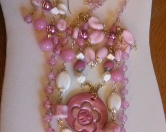 Conjunto de collar de flores rosas