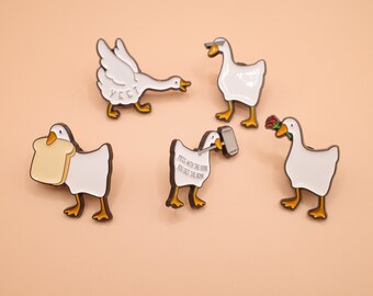 Untitled Googse - Goose unleashed - Pin's émaillé drôle