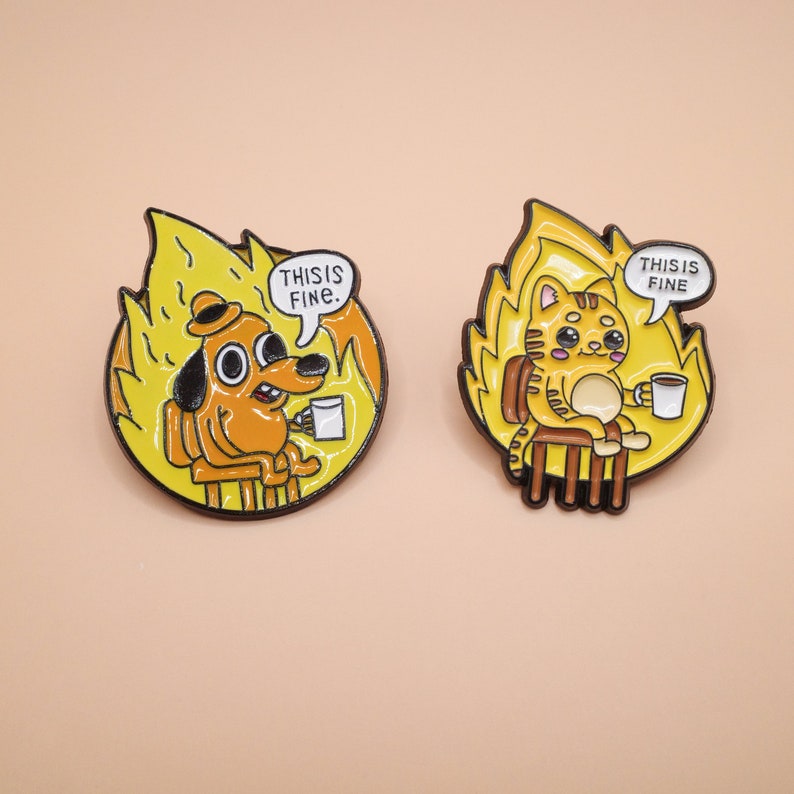 Das ist ein feines Meme Katze & Hund House on Fire Meme Lustige Emaille-Pins Set of 2 (Cat & Dog)