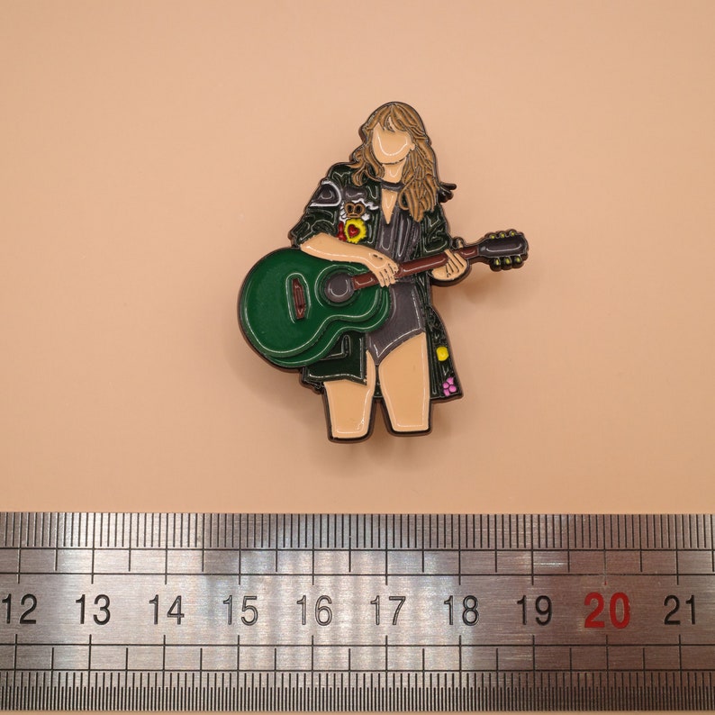 Taylor Swift et sa guitare Enamel Pin's image 2