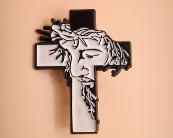 Jésus sur une croix - Pin's en émail