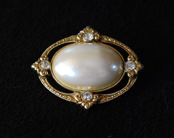 EUC 1970's Rhinestone faux pearl Brooch