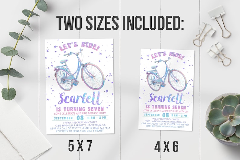 K&ouml;nnte beinhalten: Zwei Einladungskarten mit einer Fahrradillustration. Die Karten tragen die Aufschrift "Let's Ride!" und "Scarlett wird sieben." Die Gr&ouml;&szlig;en sind 12,7 x 17,8 cm und 10,2 x 15,2 cm. Die Einladung enth&auml;lt Veranstaltungsdetails.