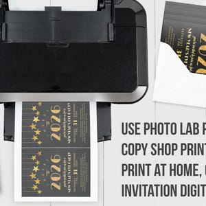 Peut inclure: Une imprimante noire imprime des invitations pour une f&ecirc;te du Nouvel An avec des &eacute;toiles dor&eacute;es et des d&eacute;tails de texte. Un smartphone affiche le design de l'invitation. Une enveloppe avec des invitations imprim&eacute;es est &eacute;galement pr&eacute;sente.
