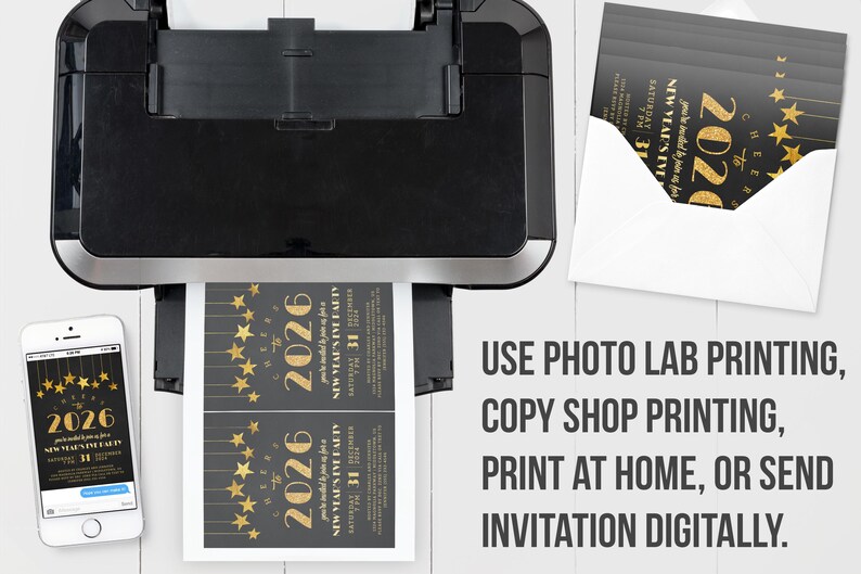 Peut inclure: Une imprimante noire imprime des invitations pour une f&ecirc;te du Nouvel An avec des &eacute;toiles dor&eacute;es et des d&eacute;tails de texte. Un smartphone affiche le design de l'invitation. Une enveloppe avec des invitations imprim&eacute;es est &eacute;galement pr&eacute;sente.