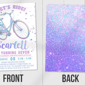 K&ouml;nnte beinhalten: Zweiseitige Einladung mit einer Fahrradillustration. Die Vorderseite zeigt ein hellblaues Fahrrad, den Text "Let's Ride!" und "Scarlett is turning seven". Die R&uuml;ckseite hat ein lila Glitzerdesign.