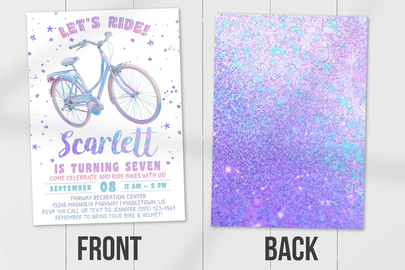K&ouml;nnte beinhalten: Zweiseitige Einladung mit einer Fahrradillustration. Die Vorderseite zeigt ein hellblaues Fahrrad, den Text "Let's Ride!" und "Scarlett is turning seven". Die R&uuml;ckseite hat ein lila Glitzerdesign.