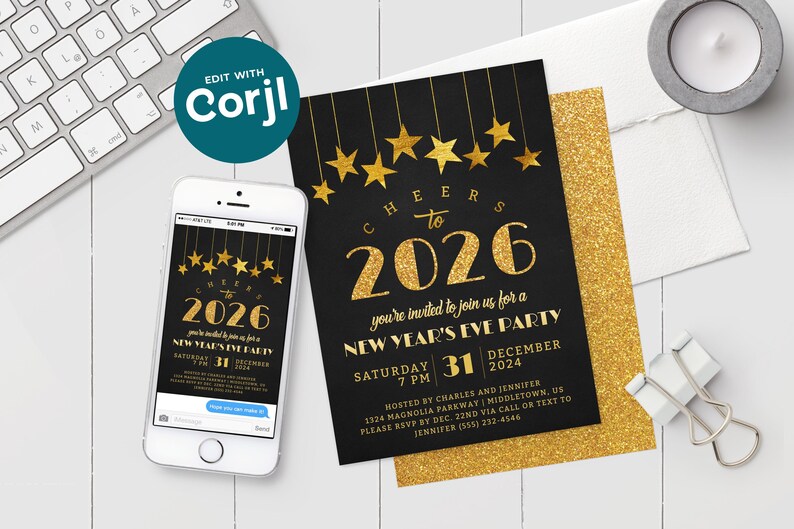 Peut inclure: Invitation de f&ecirc;te du Nouvel An noire et dor&eacute;e avec le texte "Cheers to 2026". L'invitation comprend la date, l'heure et le lieu. Un smartphone affiche la m&ecirc;me invitation. Un clavier et une bougie sont en arri&egrave;re-plan.
