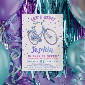 K&ouml;nnte beinhalten: Geburtstagseinladung mit einer Fahrradillustration. Der Text lautet "Let's Ride!" und "Sophia wird sieben." Der Hintergrund zeigt lila und t&uuml;rkisfarbene Luftballons und Girlanden, was eine festliche Atmosph&auml;re schafft.