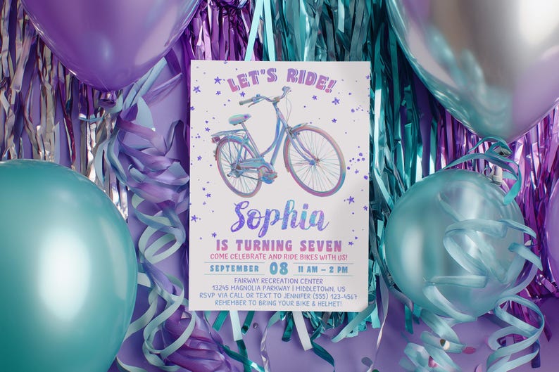 K&ouml;nnte beinhalten: Geburtstagseinladung mit einer Fahrradillustration. Der Text lautet "Let's Ride!" und "Sophia wird sieben." Der Hintergrund zeigt lila und t&uuml;rkisfarbene Luftballons und Girlanden, was eine festliche Atmosph&auml;re schafft.
