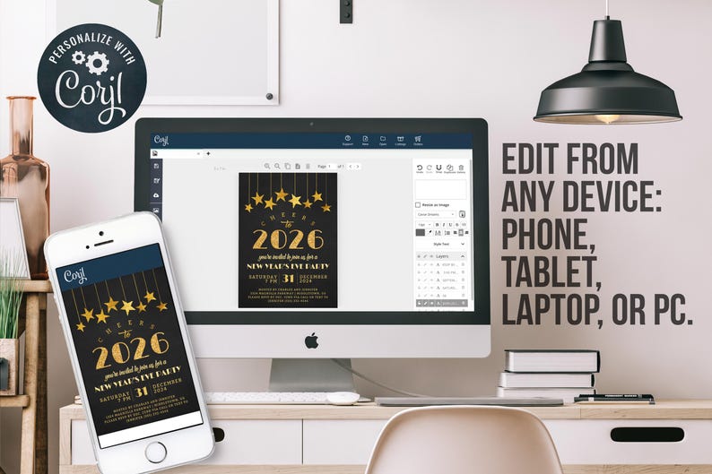 Peut inclure: Un ordinateur, un smartphone et une tablette affichent une invitation pour une f&ecirc;te du Nouvel An avec des &eacute;toiles dor&eacute;es et l'ann&eacute;e 2026. Le texte indique "EDIT FROM ANY DEVICE: PHONE, TABLET, LAPTOP, OR PC."
