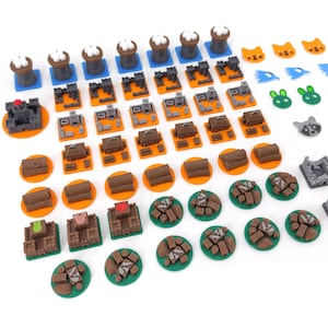 Puede incluir: Una colección de componentes de juego de mesa en miniatura que incluye pequeños edificios de plástico gris, estructuras de estilo madera marrón, fichas circulares verdes y naranjas, y varios marcadores coloridos con formas de animales en naranja, azul, verde y gris.