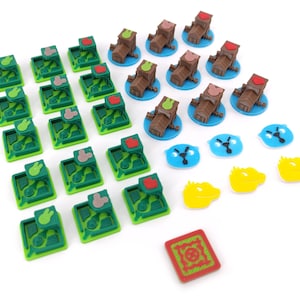 Può includere: Un set di componenti per giochi da tavolo che include dodici tessere quadrate verdi con percorsi in rilievo, otto strutture marroni in stile legno su basi circolari blu, tre gettoni circolari blu con volti di animali, tre gettoni gialli a forma di testa di animale e una tessera quadrata rossa.