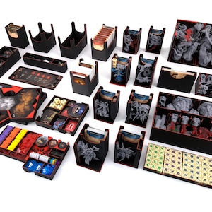 Op de afbeelding: Een zwarte bordspel-organizerset met rode accenten aan de binnenkant, bestaande uit meerdere modulaire bakjes en houders. De set bevat diverse vakken voor het opbergen van miniaturen, kaartspellen, fiches, dobbelstenen en zeshoekige tegels.