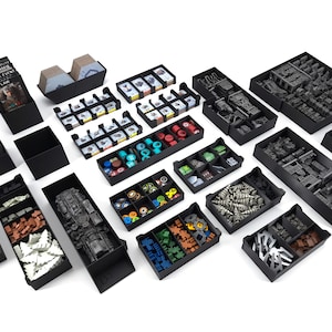 Pode incluir: Um conjunto de organizadores de plástico preto para componentes de jogos de tabuleiro. Os organizadores estão cheios de várias peças de jogo, incluindo cartas, fichas e miniaturas.
