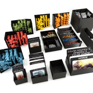 Puede incluir: Cajas de almacenamiento de plástico negro para organizar los componentes de los juegos de mesa. Las cajas están etiquetadas con texto blanco: "CO-OP GENERALS", "CO-OP HORDE", "HORDE", "TACTICS AC", "ADVISORS", "ARTIFACTS".