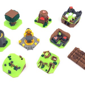 Könnte beinhalten: Eine Sammlung von acht 3D-gedruckten Miniatur-Brettspielplättchen mit verschiedenen Strukturen, darunter ein Baum, ein Baumstumpf, ein Steinturm mit einem +1-Symbol, ein Amboss, ein Holzfloß und Geländeteile mit grünen Basen und Details.