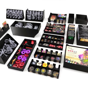 Op de afbeelding: Zwarte plastic organizer met vakken om spelstukken, kaarten en tokens op te bergen. De organizer bevat vakken voor verschillende formaten kaarten, tokens en dobbelstenen. De organizer is ontworpen om te passen bij het spel "Mansions of Madness: Second Edition".