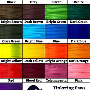 Puede incluir: Carta de colores que muestra 16 colores de filamento diferentes para la impresi&oacute;n 3D. Los colores incluyen negro, gris, plata, blanco, marr&oacute;n claro, marr&oacute;n oscuro, verde claro, verde oscuro, verde oliva, azul claro, azul, azul oscuro, amarillo claro, amarillo oscuro, naranja claro, naranja oscuro, rojo, rojo sangre, telemagenta, rosa y morado.