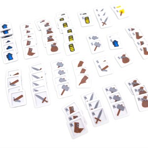 Può includere: Una collezione di tessere di gioco quadrate con varie icone illustrate, tra cui brocche blu, stivali marroni, sacchi marroni, monete gialle, martelli grigi e spade marroni, disposte in diverse piccole pile e file su una superficie bianca.