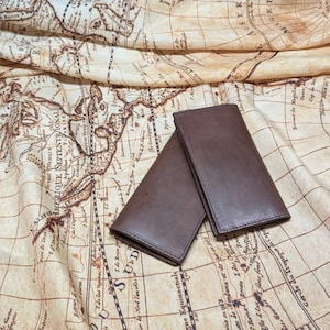 Handgjort checkhäfte i brunt läder – Rustikt veganskt kohudfodral