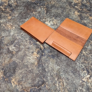 Handgjort checkhäfte i brunt läder – rustikt fodral med pennhållare