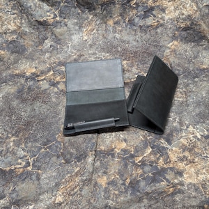 Handgjort svart läderfodral med checkhäfte – rustikt fodral med pennhållare