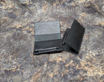 ハンドメイドのブラックレザー製トップスタブチェックブックカバー - ペンホルダー付き素朴なケース