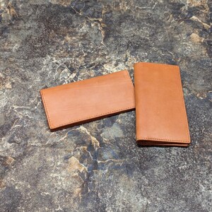Handgjort läderomslag för checkhäfte – Rustikt veganskt kohud med naturlig patina