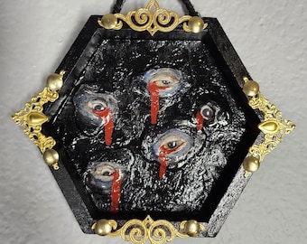 Marco hexagonal gótico con ojo sangrante: decoración de pared con arte oscuro esculpido