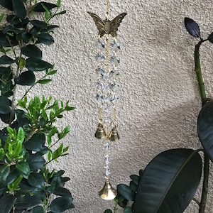 Carillón de viento de latón con forma de mariposa y atrapasol de cristal