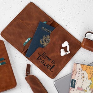 Personalisierter handgefertigter Lederpasshülle, individuell gravierte Reisebrieftasche, Geschenk für Sie und Ihn, schlanke Lederpasshülle für Reisende