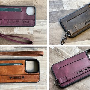 Puede incluir: Cuatro fundas de cuero para tel&eacute;fono con ranuras para tarjetas y correas de mu&ntilde;eca. Las fundas son en tonos burdeos, marr&oacute;n y tostado. Cada funda presenta un grabado personalizado, incluyendo nombres como Pinky, Kathryn Shirmer, SHDEL y el texto Jeremiah 29:11.