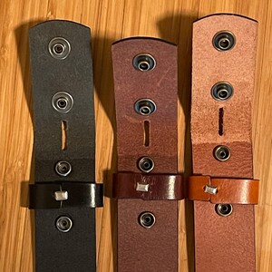 Snap closures to easily add and remove belt buckles. Snap closures on replacement belt straps.