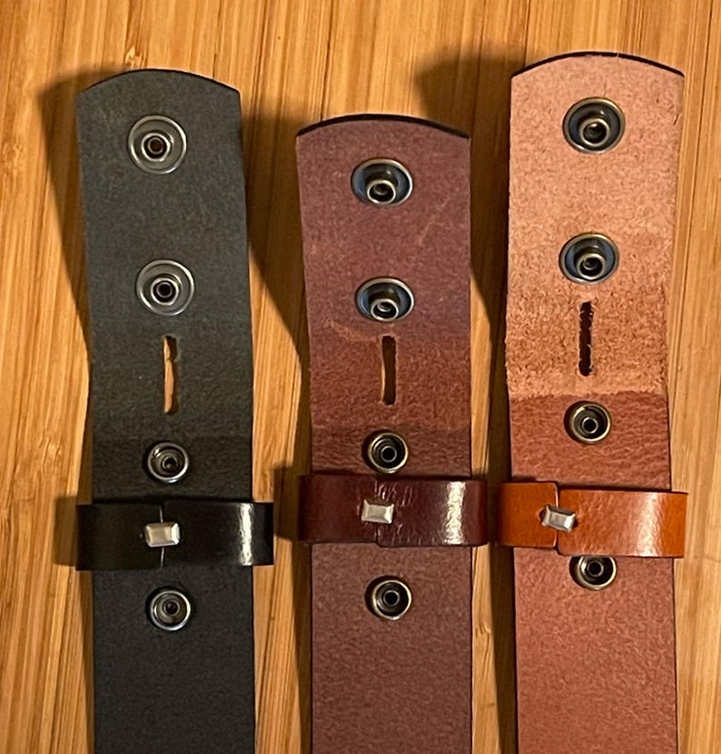 Snap closures to easily add and remove belt buckles. Snap closures on replacement belt straps.