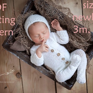 Può includere: Un neonato con un completo e un cappello di maglia bianchi, adagiato in una scatola di legno con una rete decorativa. L'outfit ha bottoni di legno. Il testo sull'immagine recita "PDF Knitting Pattern" e "taglie: neonato, 3m, sitter."