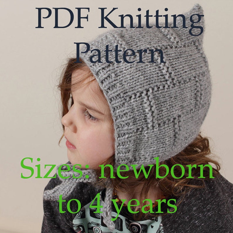 Peut inclure: Un bonnet b&eacute;b&eacute; en tricot gris avec des rabats d'oreilles. Le bonnet est port&eacute; par un enfant. Le texte sur l'image indique "PDF Knitting Pattern Sizes: newborn to 4 years".