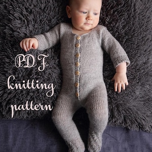 Könnte beinhalten: Ein grauer gestrickter Baby-Strampler mit Knöpfen. Der Strampler liegt auf einer grauen, flauschigen Oberfläche. Der Text "PDF knitting pattern" ist im Bild sichtbar.