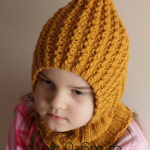 Peut inclure: Un ensemble de bonnet et cache-cou en tricot jaune pour enfants. Le bonnet a un sommet pointu et le cache-cou est de style col roulé. L'ensemble est disponible en tailles de 0 à 6 mois à l'adolescence. Le texte "PDF Knitting Pattern" est en haut de l'image et le texte "sizes: 0-6m to teen" est en bas de l'image.
