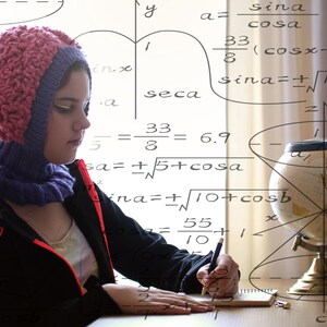 Puede incluir: Una persona joven con un gorro de punto rosa y morado y una chaqueta negra está escribiendo en un cuaderno. El fondo es una pared blanca con ecuaciones matemáticas escritas a mano.