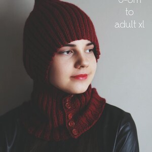 Peut inclure: Ensemble bonnet et col tricoté bordeaux. Le bonnet a un sommet pointu et le col présente des détails de boutons. Le texte "PDF Knitting Pattern" et la gamme de tailles "0-6m à adulte xl" sont visibles. L'ensemble est en tricot côtelé.