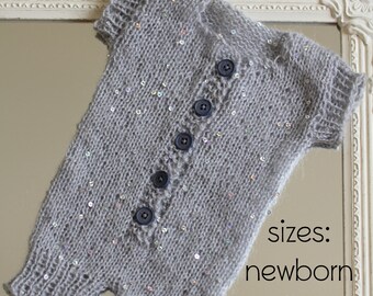 MODÈLE PDF TÉLÉCHARGEABLE, modèle de tricot, modèle de barboteuse, barboteuse nouveau-né, accessoire photo nouveau-né, accessoire de baby-sitter en tricot, barboteuse baby-sitter, 3 mois