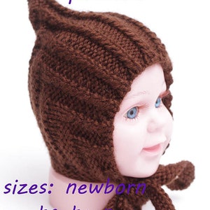 Peut inclure: Un bonnet en tricot marron avec un sommet pointu et une longue cravate. Le bonnet est sur la tête d'un bébé poupée. Le texte "PDF Knitting pattern" et "sizes: newborn to teen" est visible sur l'image.