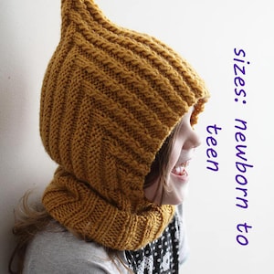 Può includere: Set cappuccio e scaldacollo lavorato a maglia giallo senape. Il cappuccio ha una parte superiore a punta ed è progettato con un motivo a punto strutturato. Il testo sull'immagine dice "PDF Knitting Pattern" e "taglie: neonato a teenager".